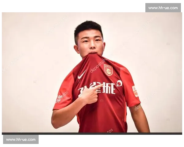 足协认错！VAR 误判偷走浙江 2 分，陶强龙争议动作成焦点，主帅激动挥拳眼镜飞落